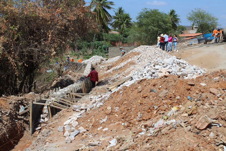 Brumado: Prefeitura realiza construção de via marginal ao Rio do Antônio no Bairro Dr. Juracy