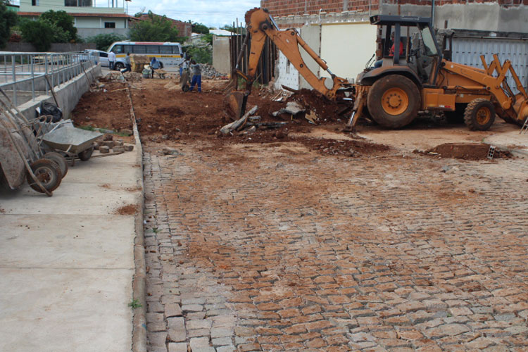 Brumado: Casa invadida pela água da chuva é demolida para conclusão de urbanização no São José