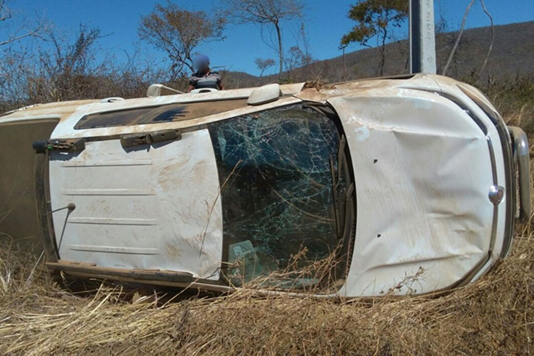 Supostos assaltantes capotam carro durante fuga na BR-430 em Igaporã