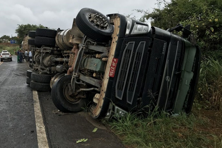 Carreta carregada com bois tomba na BR-030 em Caetité