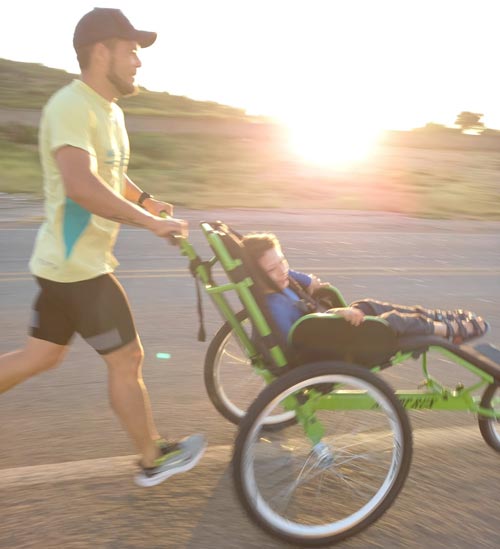 Brumado: Casal de atletas é contemplado em sorteio nacional com triciclo para filho com síndrome Cri-du-chat