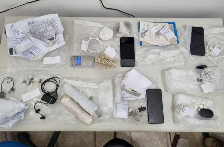 Celulares, facas e drogas são encontrados em celas do Conjunto Penal de Feira de Santana