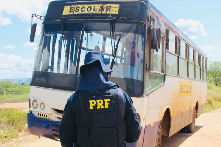 Guanambi: PRF e MPF fiscalizam transporte escolar e flagram irregularidades que põem em risco a vida de alunos