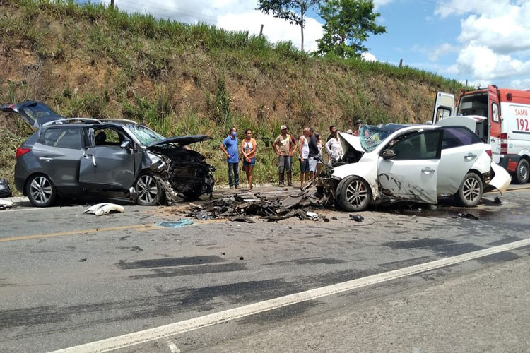 Itagimirim: Acidente entre dois carros deixa quatro mortos e três pessoas feridas na BR-101