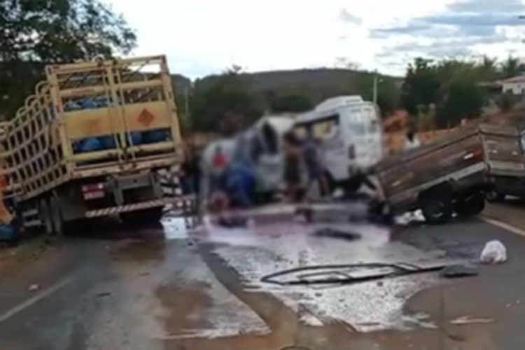 Lagoa Real: Acidente entre van e caminhão carregado com gás deixa 4 mortos na BR-030