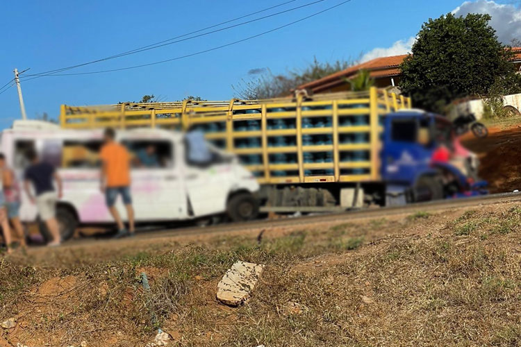 Lagoa Real: Acidente entre van e caminhão carregado com gás deixa 4 mortos na BR-030