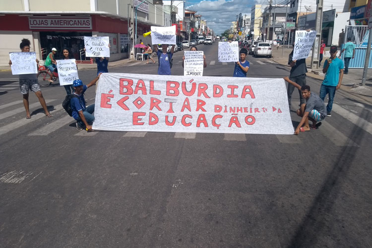 Brumado: Mesmo com número reduzido, estudantes protestam contra corte no orçamento da educação