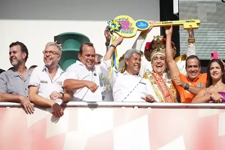 Carnaval 2023 tem início em Salvador após entrega de chave da cidade do Rei Momo