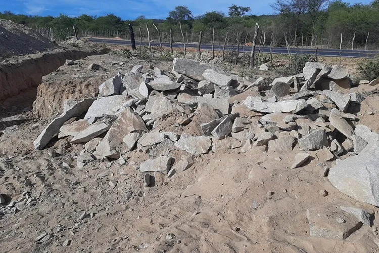 Brumado: Detonação em obra no Arrecife lança pedras e causa danos em propriedade de idosa