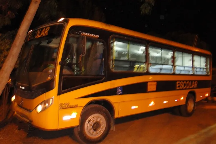 Macaúbas: Novo ônibus escolar vai atender linha Lagoa da Pedra a Curral Novo