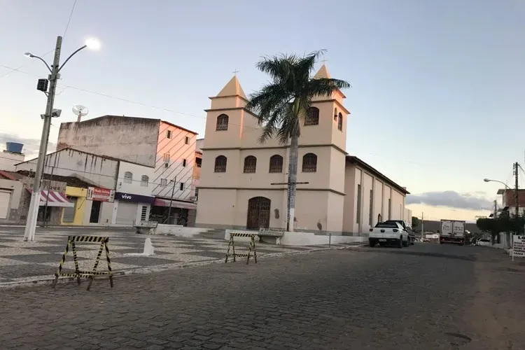 Prefeito de Tanhaçu causa polêmica ao mudar dia de feira na cidade