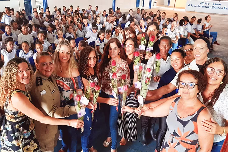 Major da 34ª CIPM, professoras e alunas são homenageadas no dia das Mulheres em Brumado