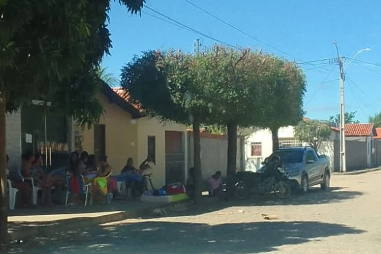 Pais enfrentam filas antecipadas para garantir matrículas na rede municipal de Matina