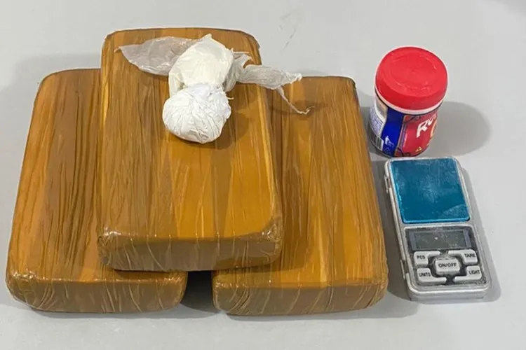 Livramento de Nossa Senhora: PM apreende 3 kg de cocaína em veículo conduzido por mulher