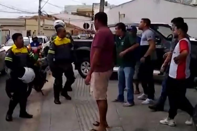 Vitória da Conquista: Homens agridem agentes de trânsito após notificação por estacionar em local proibido