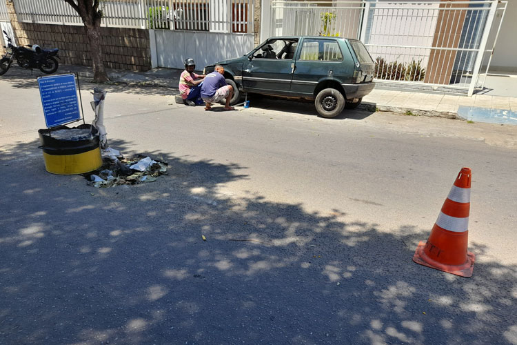 Motorista condena tonéis e cobra conserto de buracos após capotar carro em Brumado