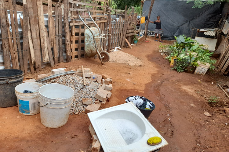 Brumado: Afetada pela pandemia, família perde fonte de renda e vive em extrema pobreza em barraco improvisado