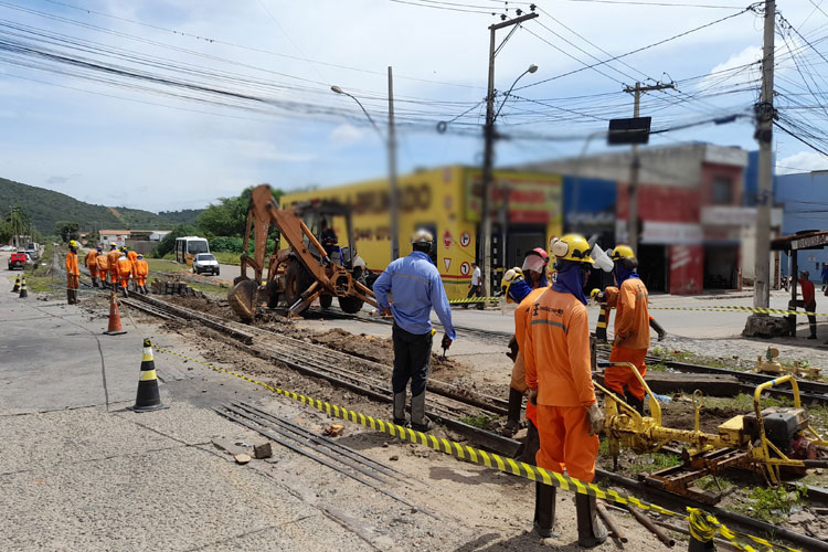 Troca de dormentes na passagem de nível da linha férrea bloqueia trânsito em Brumado