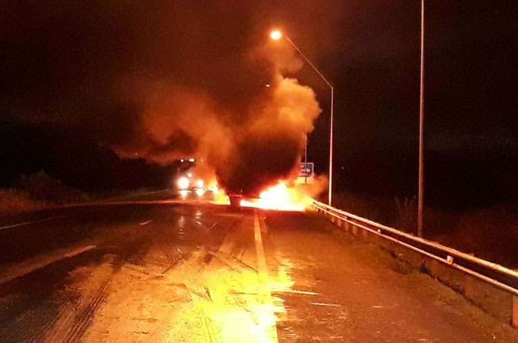 Motociclista morre após batida e caminhão pega fogo com impacto em Vitória da Conquista