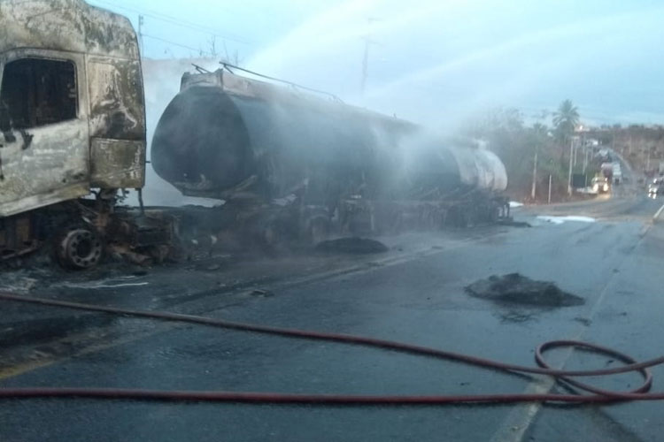Rio do Antônio: Carreta carregada de combustível pega fogo na BR-030 no Distrito de Ibitira
