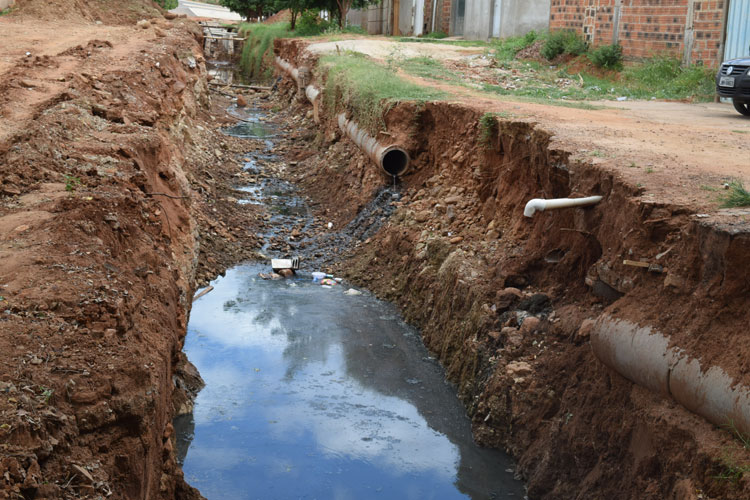 Brumado: Obras paradas e com esgoto a céu aberto causam transtornos aos moradores da Padre Cícero