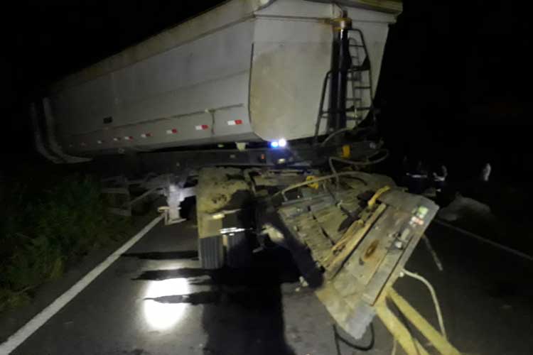 Vagão de carreta bi trem tomba e provoca acidente na BR-030 em Guanambi