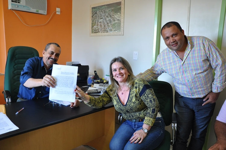 Ivana Bastos viabiliza assinatura de convênio para limpeza de aguadas em Palmas de Monte Alto