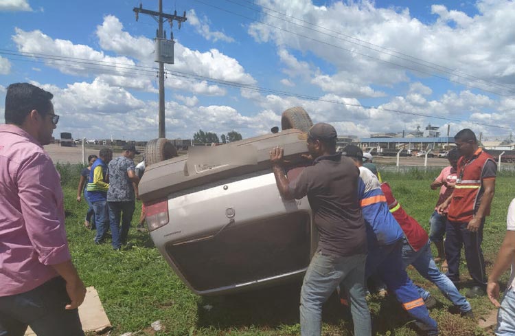 Oeste da Bahia: Mulher fica ferida após carro capotar em Luís Eduardo Magalhães