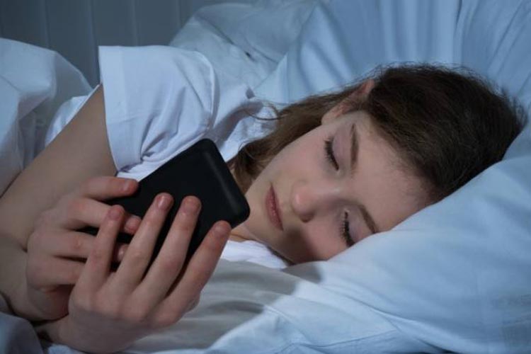 Celular antes de dormir altera níveis de açúcar no sangue, mostra pesquisa