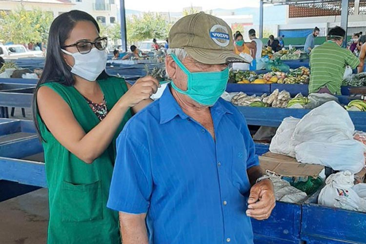 Prefeitura de Paramirim distribui máscaras gratuitamente para toda a população