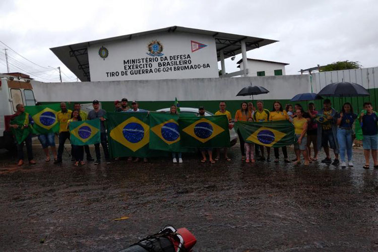 Brumadenses protestam contra resultado das urnas em frente ao Tiro de Guerra