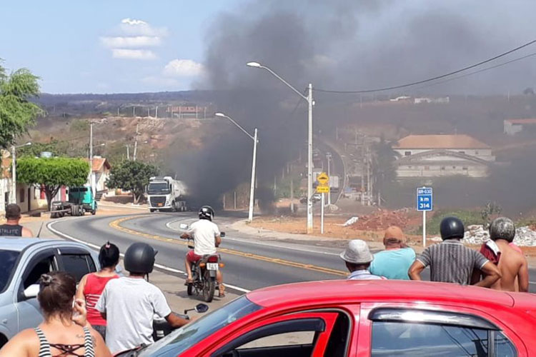 Rio do Antônio: Carreta carregada de combustível pega fogo na BR-030 no Distrito de Ibitira