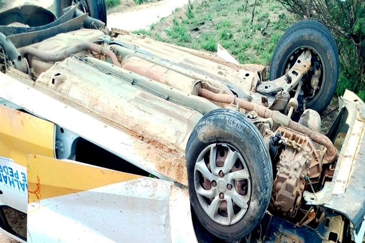Carro da Prefeitura de Malhada de Pedras com pacientes de hemodiálise se envolve em colisão