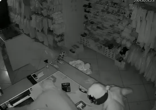 Dois homens encapuzados furtam loja de artigos infantis em Brumado