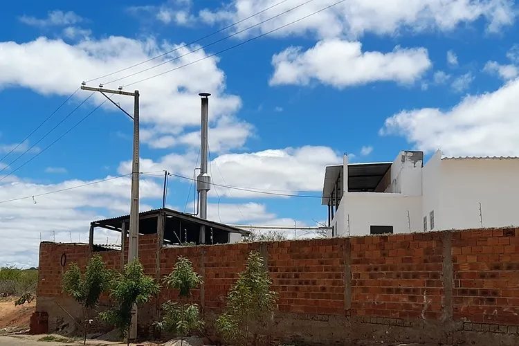 Moradoras reclamam da fumaça expelida da usina de leite em Brumado