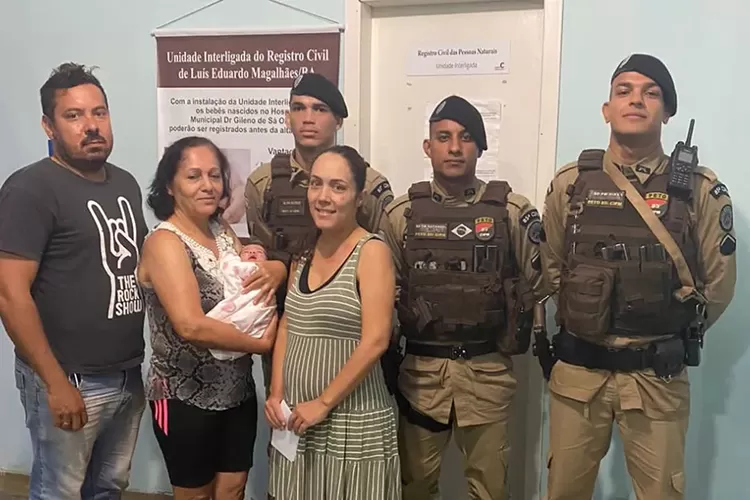 Luís Eduardo Magalhães: Bebê é salva por policiais militares após se engasgar com leite