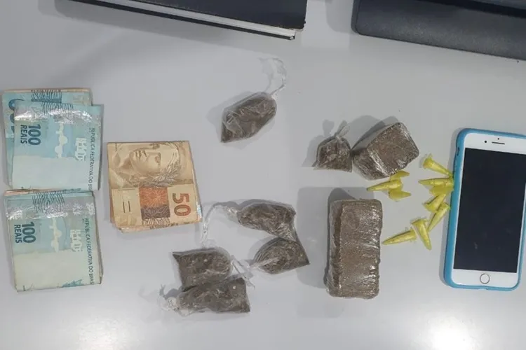Paramirim: Homem foge da PM, cai de motocicleta e é preso com drogas e dinheiro