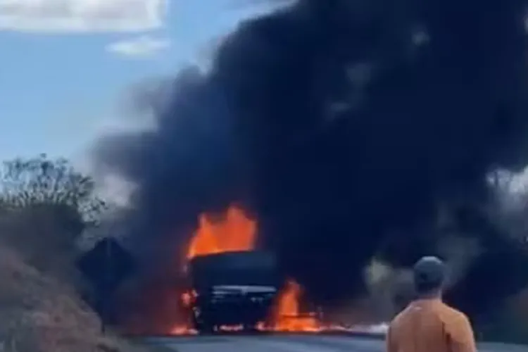 Carretas pegam fogo após batida e BR-116 é interditada em Vitória da Conquista