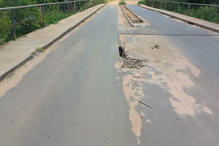 Brumado: Buraco na cabeceira da Ponte do Padre pode causar acidentes graves