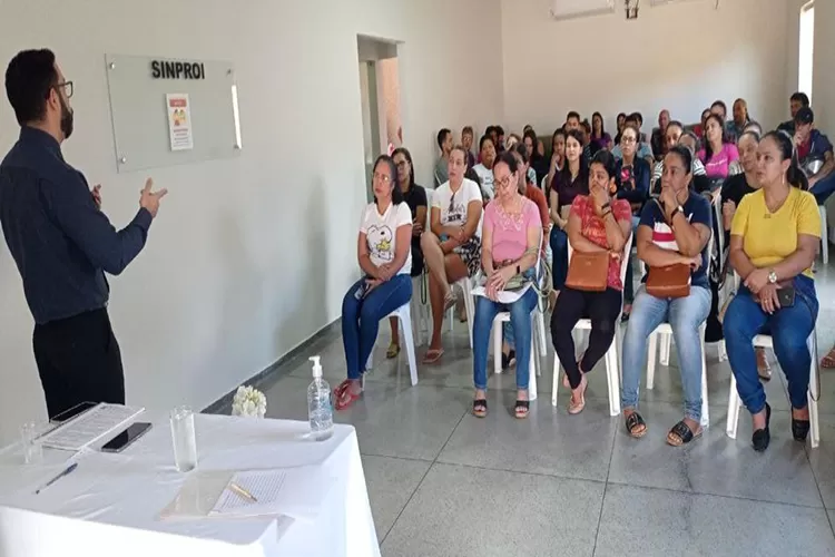 Professores acionam justiça contra corte de 20% nos salários feito pelo prefeito de Ituaçu