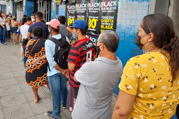 Brumado/BA: Consumidores enfrentam filas no comércio para comprar mais barato durante o Black Friday