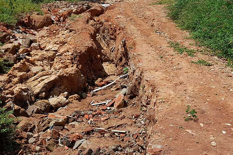 Brumado: Cratera divide rua e moradores pagam aterro do próprio bolso no bairro Esconso