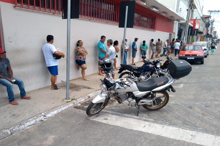 Brumadenses enfrentam filas debaixo de sol para realizar transações bancárias e pagar boletos nas lotéricas