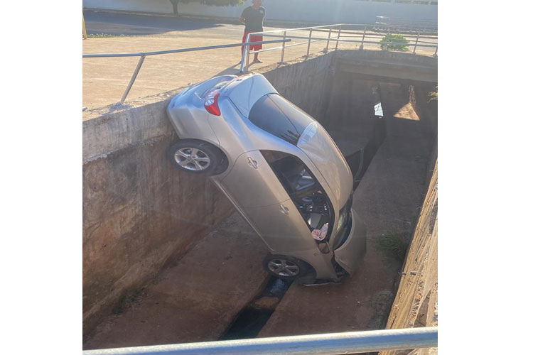 Veículo cai em galeria pluvial na cidade de Brumado