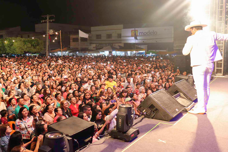 Show do Padre Alessandro Campos atrai multidão para Caculé