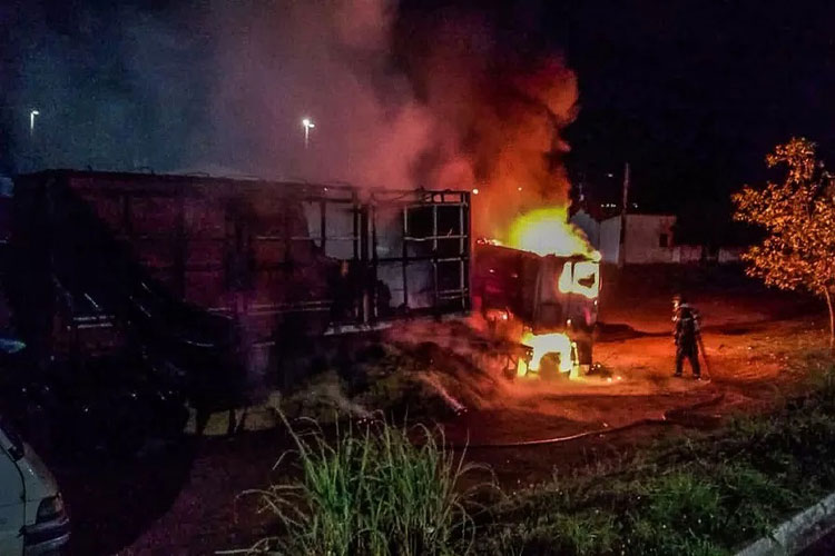 Carreta com carga de soja pega fogo no oeste da Bahia