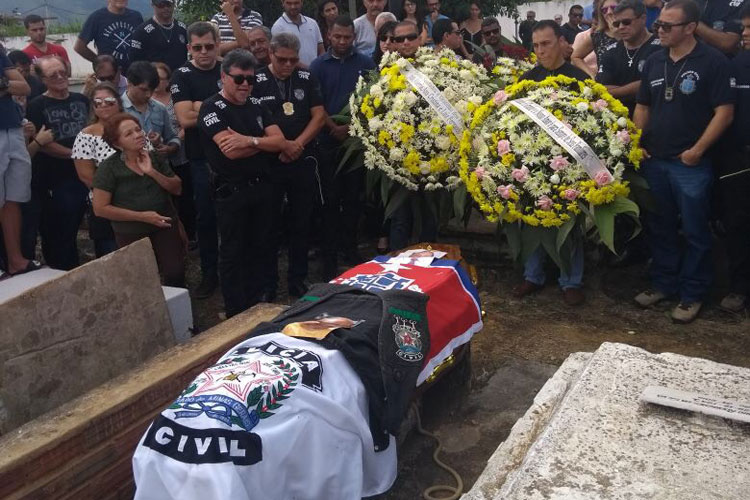 Barra da Estiva: Corpo do delegado Marco Torres é enterrado em Governador Valadares