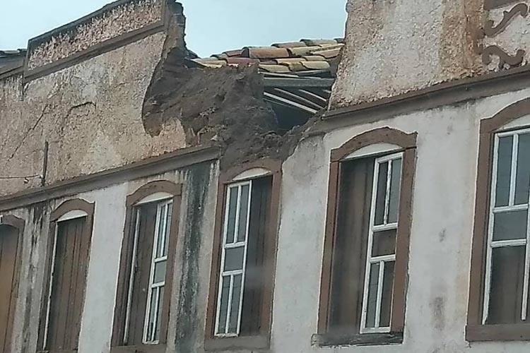 Fachada de casa histórica despenca parcialmente no Centro Histórico de  Rio de Contas