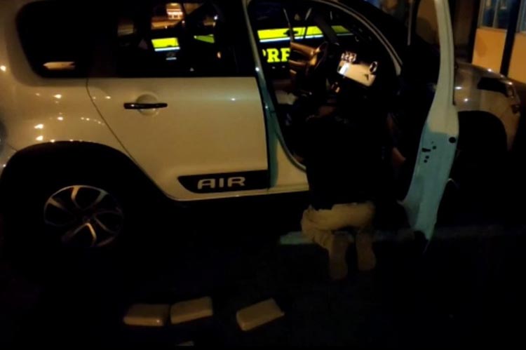 BR-116: Homem é preso em flagrante com 40 kg de pasta base de cocaína dentro de carro