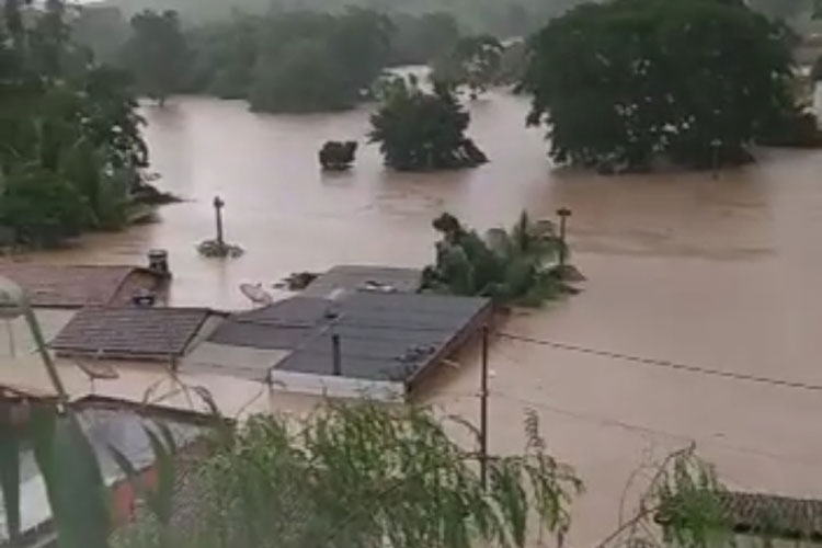 Três mortes, pontes interditadas e famílias desabrigadas por conta das chuvas em Itamaraju